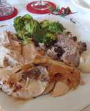 Pavita asada con relleno de carne y frutos secos