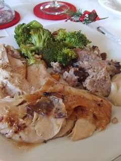 Una foto de Pavita asada con relleno de carne y frutos secos
