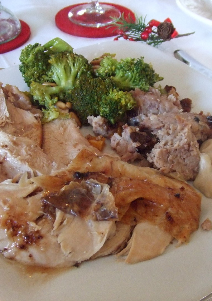 Una foto de Pavita asada con relleno de carne y frutos secos