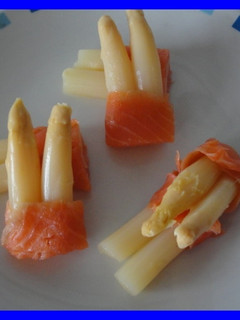 Una foto de Espárragos envueltos en salmón a la crema de setas