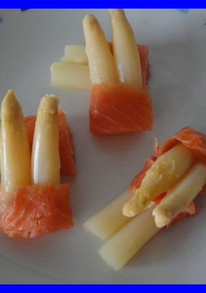 Una foto de Espárragos envueltos en salmón a la crema de setas