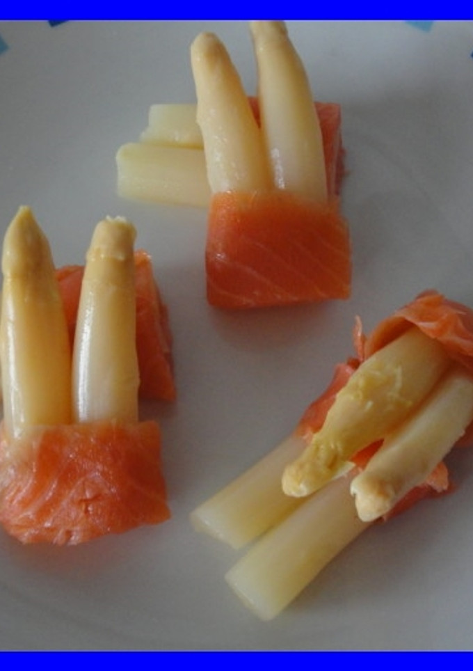 Una foto de Espárragos envueltos en salmón a la crema de setas