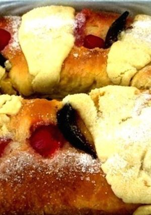A picture of Mexican Rosca de Reyes.