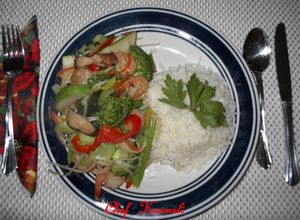 Una foto de Salteado de verduras orientales (orgánicas) con gambas