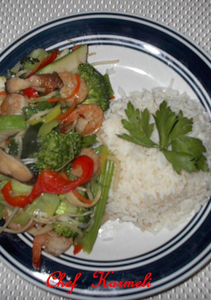 Una foto de Salteado de verduras orientales (orgánicas) con gambas
