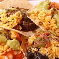 Una foto de Tacos de chicharrón en salsa roja