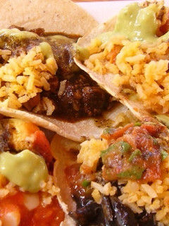 Una foto de Tacos de chicharrón en salsa roja