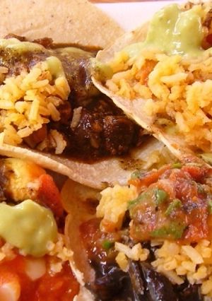 Una foto de Tacos de chicharrón en salsa roja
