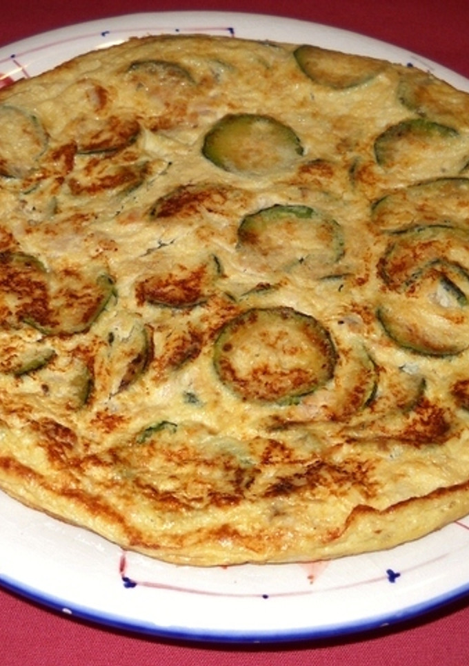 Una foto de Tortilla de calabacín con atún en escabeche