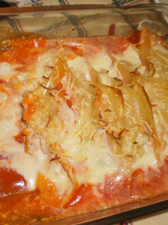 Una foto de Canelones de pescado y marisco con bechamel