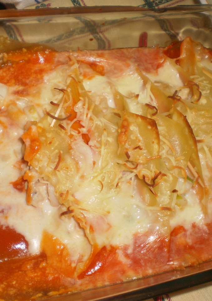 Una foto de Canelones de pescado y marisco con bechamel