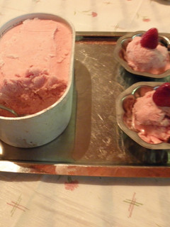 Una foto de Helado de banana y frutilla