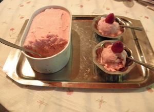 Una foto de Helado de banana y frutilla