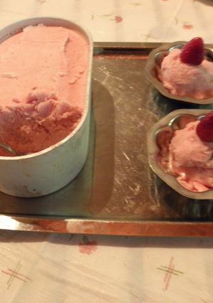 Una foto de Helado de banana y frutilla