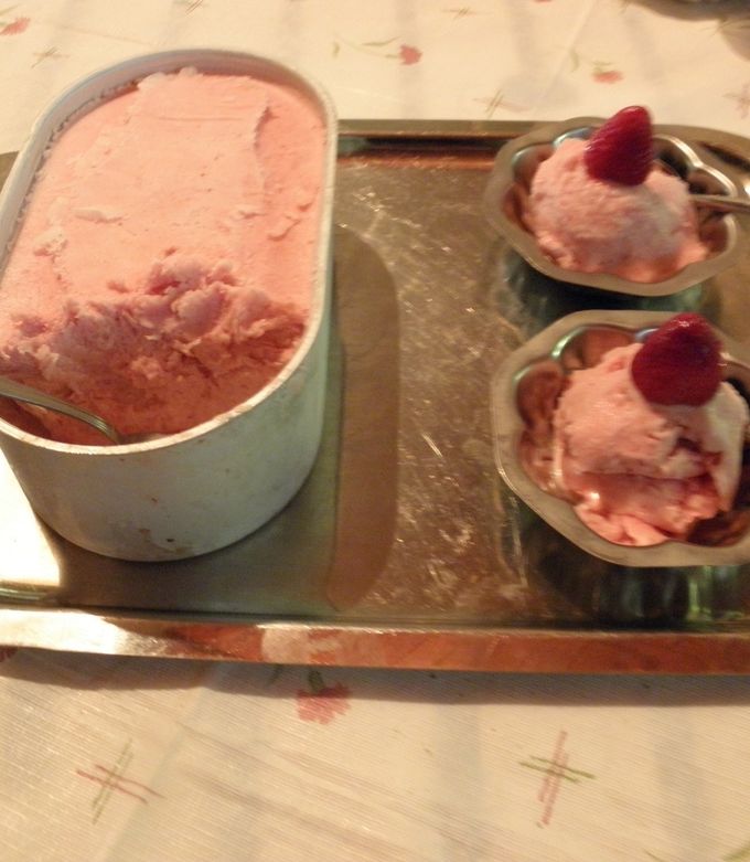 Una foto de Helado de banana y frutilla
