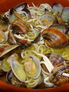 Una foto de Almejas con gulas