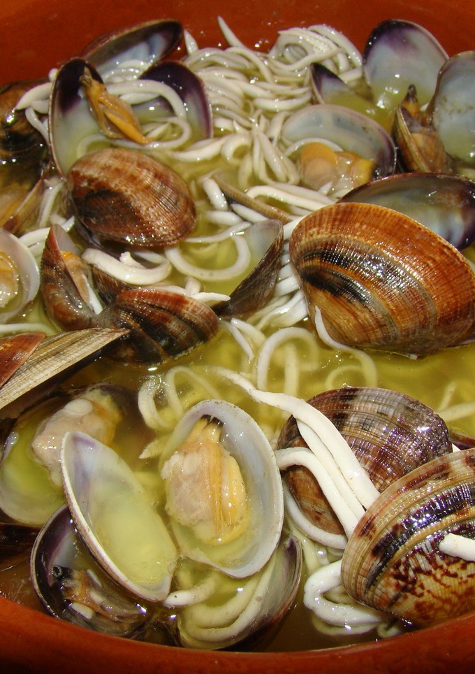 Una foto de Almejas con gulas
