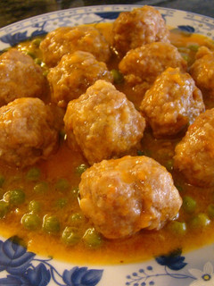 Una foto de Albóndigas con una rica salsa