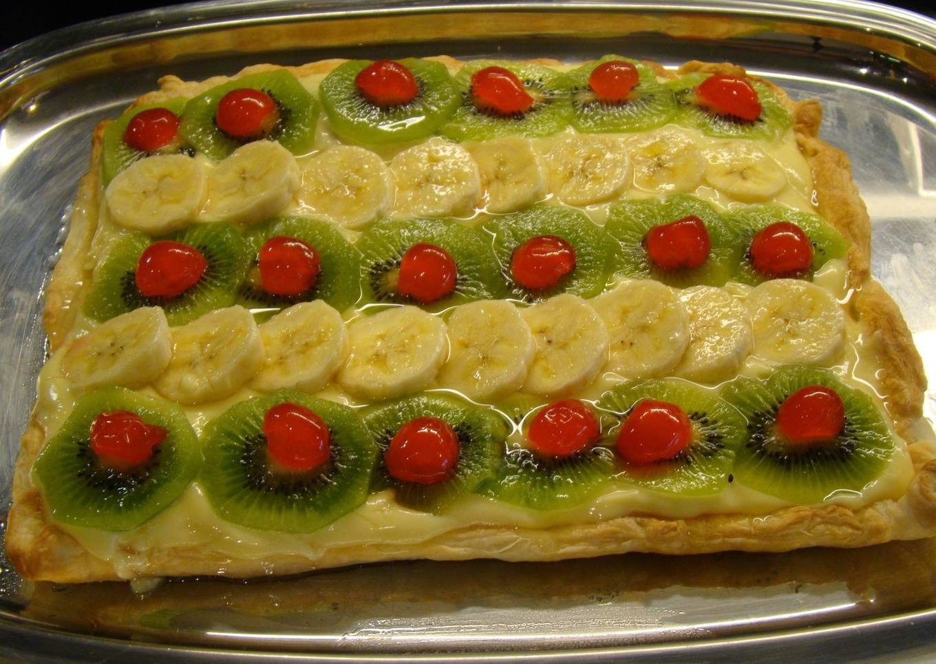 Tarta de hojaldre con crema y frutas