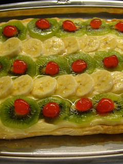 Una foto de Tarta de hojaldre con crema y frutas
