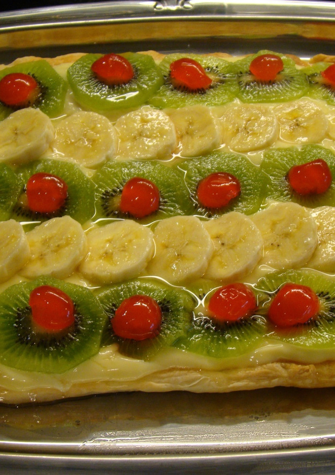 Una foto de Tarta de hojaldre con crema y frutas