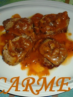 Una foto de Solomillo de cerdo al jerez con salsa de nueces y calabaza