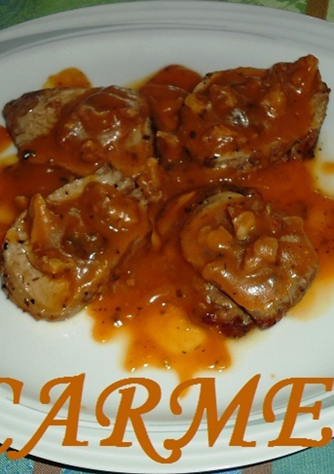 Una foto de Solomillo de cerdo al jerez con salsa de nueces y calabaza
