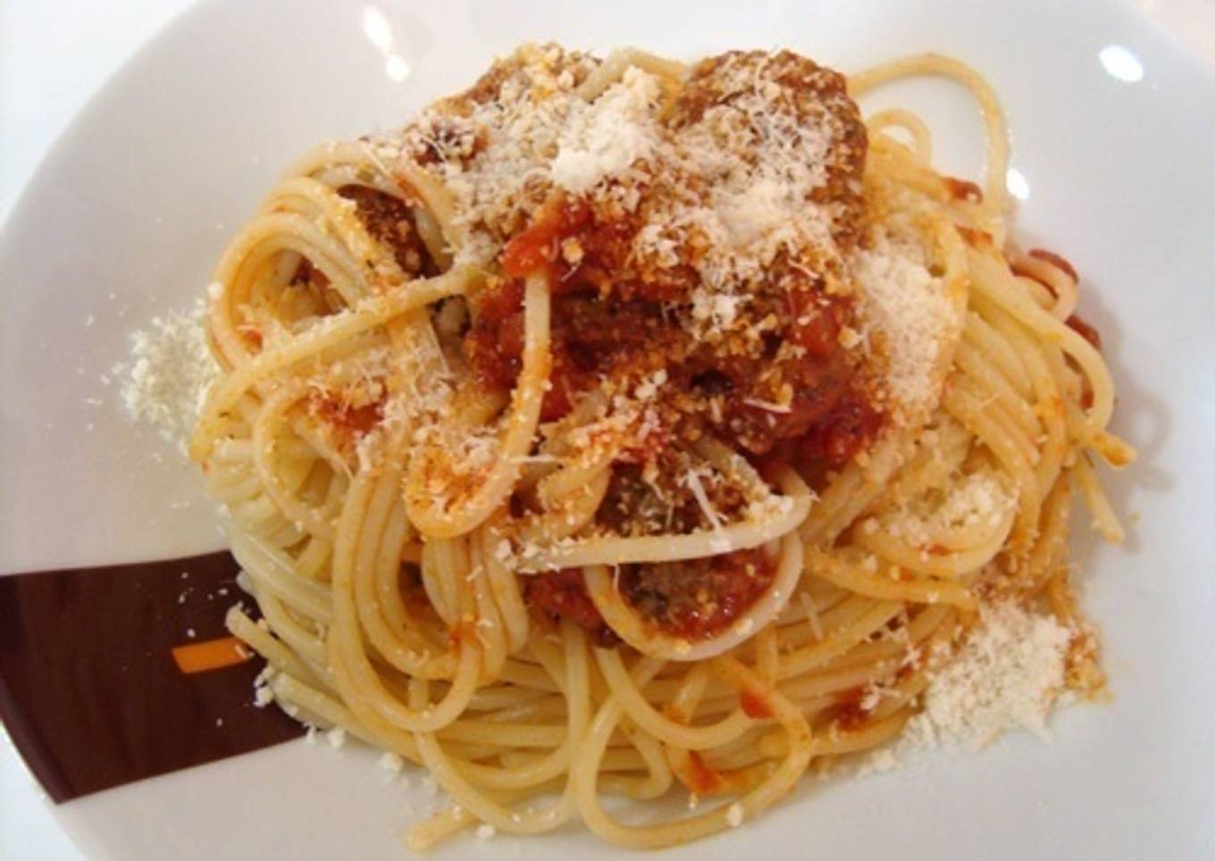 Espaguetis con salsa de albóndigas