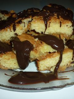 Una foto de Brownie de chocolate blanco