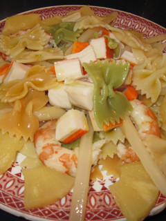 Una foto de Pasta con piña y langostinos