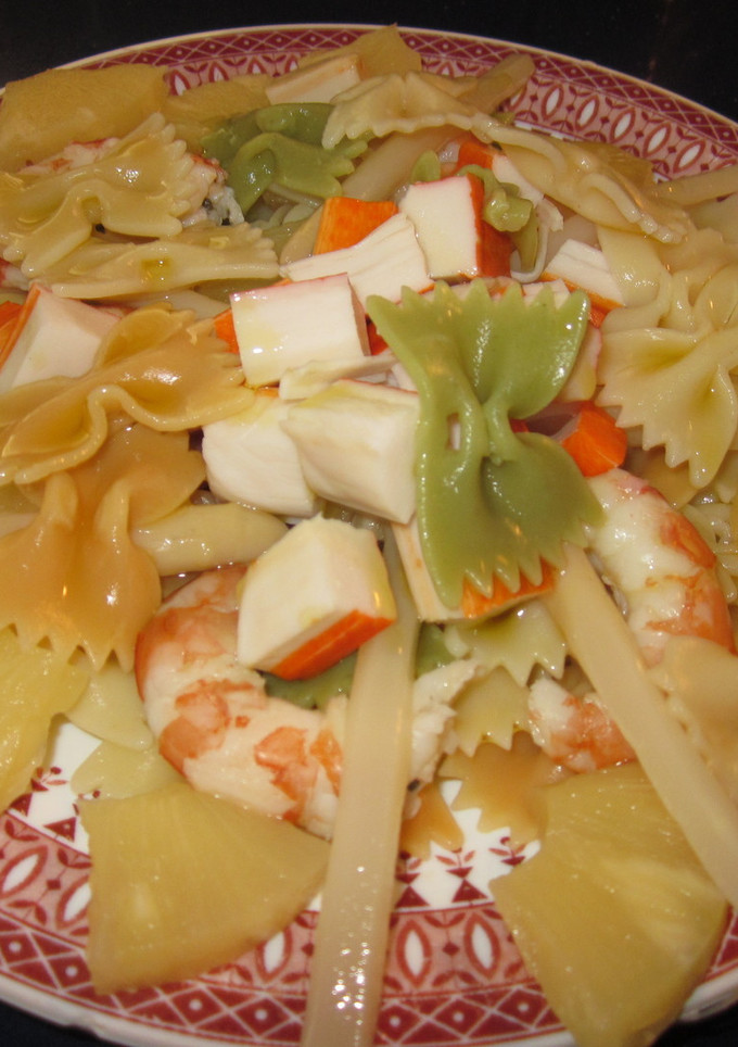 Una foto de Pasta con piña y langostinos
