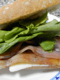 Una foto de Bocata de panceta y queso
