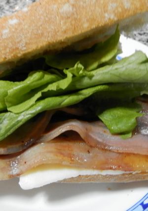 Una foto de Bocata de panceta y queso