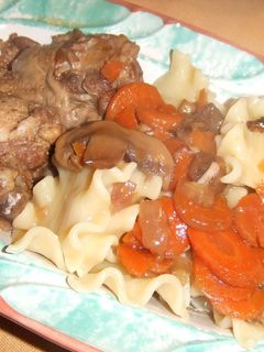 Una foto de Pato con salsa de setas y pasta
