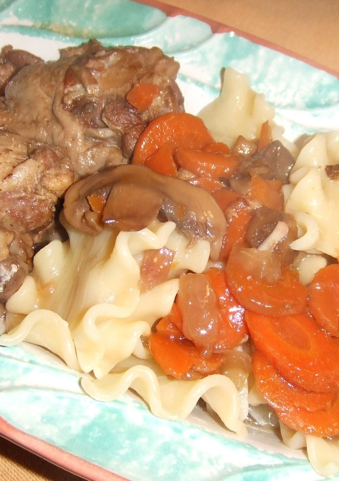 Una foto de Pato con salsa de setas y pasta