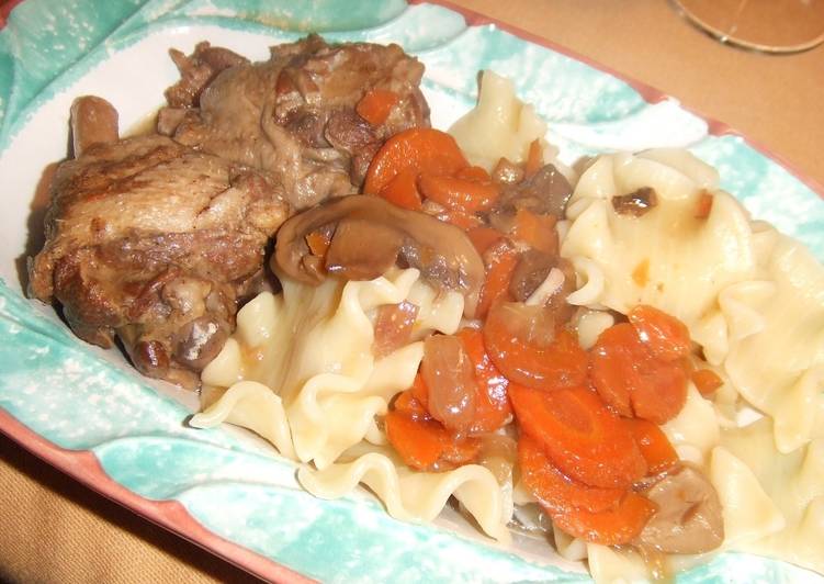 Pato con salsa de setas y pasta