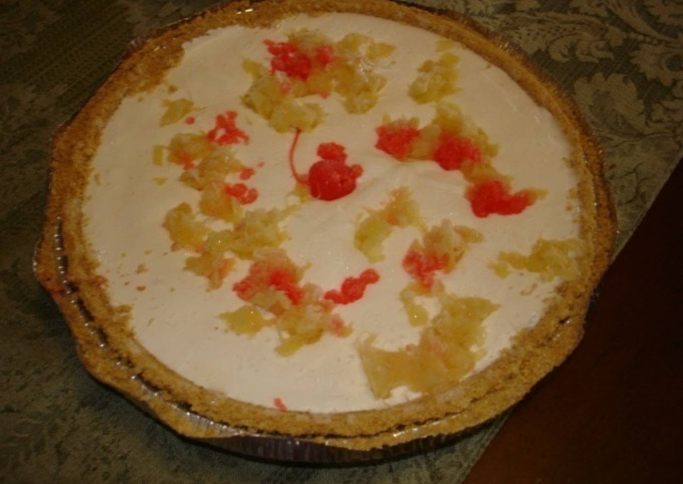 Cheesecake con piña y cerezas