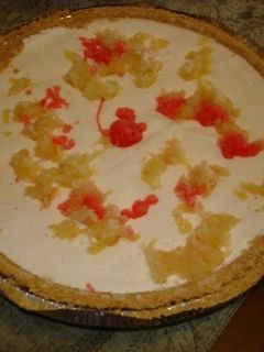 Una foto de Cheesecake con piña y cerezas