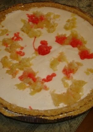 Una foto de Cheesecake con piña y cerezas