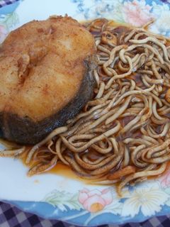 Una foto de Merluza con gulas en salsa picante