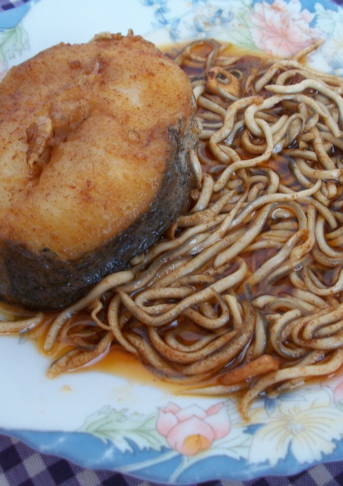 Una foto de Merluza con gulas en salsa picante