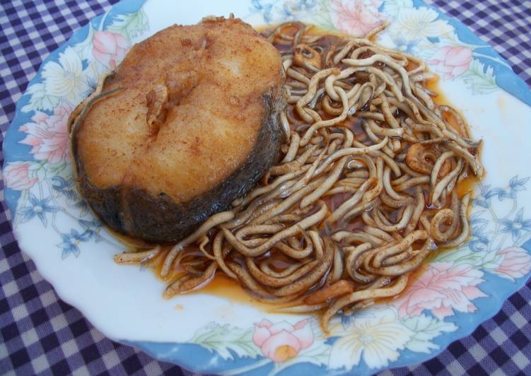 Merluza con gulas en salsa picante