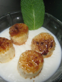 Una foto de Sopa de coco con plátano caramelizado
