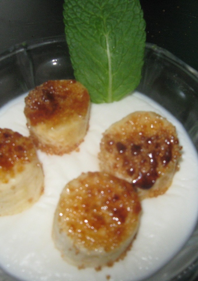 Una foto de Sopa de coco con plátano caramelizado