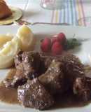 Ragú de jabalí en salsa de vino de oporto