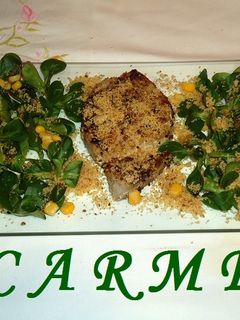 Una foto de Ensalada de canónigos, atún fresco y praliné de nueces