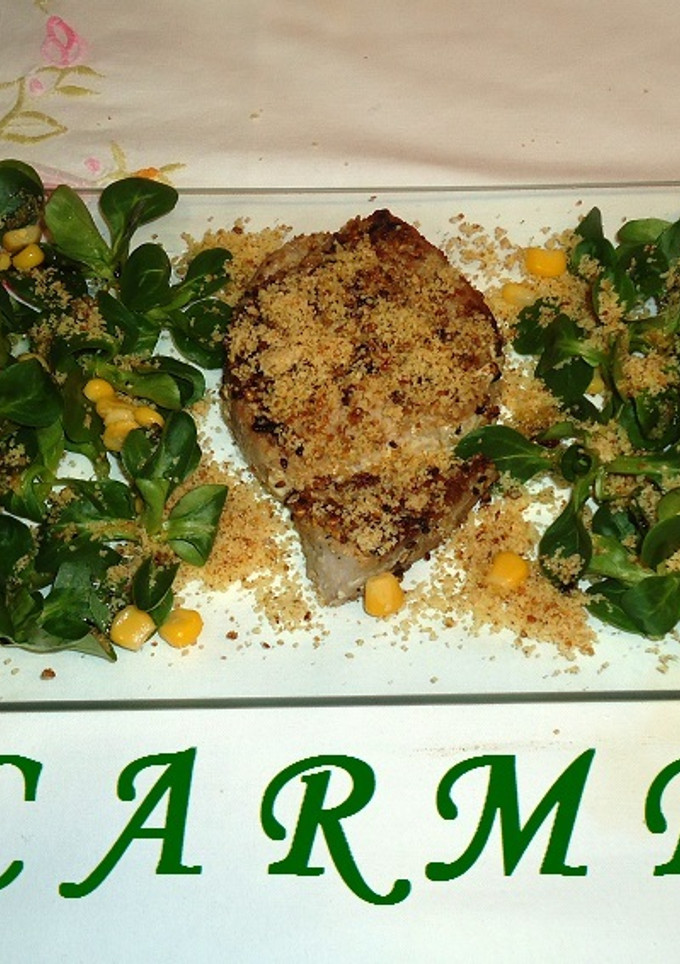 Una foto de Ensalada de canónigos, atún fresco y praliné de nueces