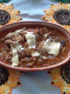 Una foto de Tinga poblana con queso