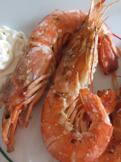 Una foto de Gambas a la plancha con salsa de ajo