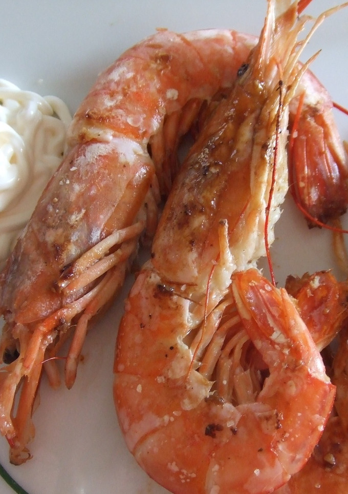 Una foto de Gambas a la plancha con salsa de ajo